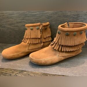 Minnetonka Fringed Tan Moccasin Boots size 8.